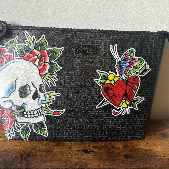 Ed Hardy Black Pouch with Skull and Heart Design Skull Zipper Pull NWT - Picture 3 of 7